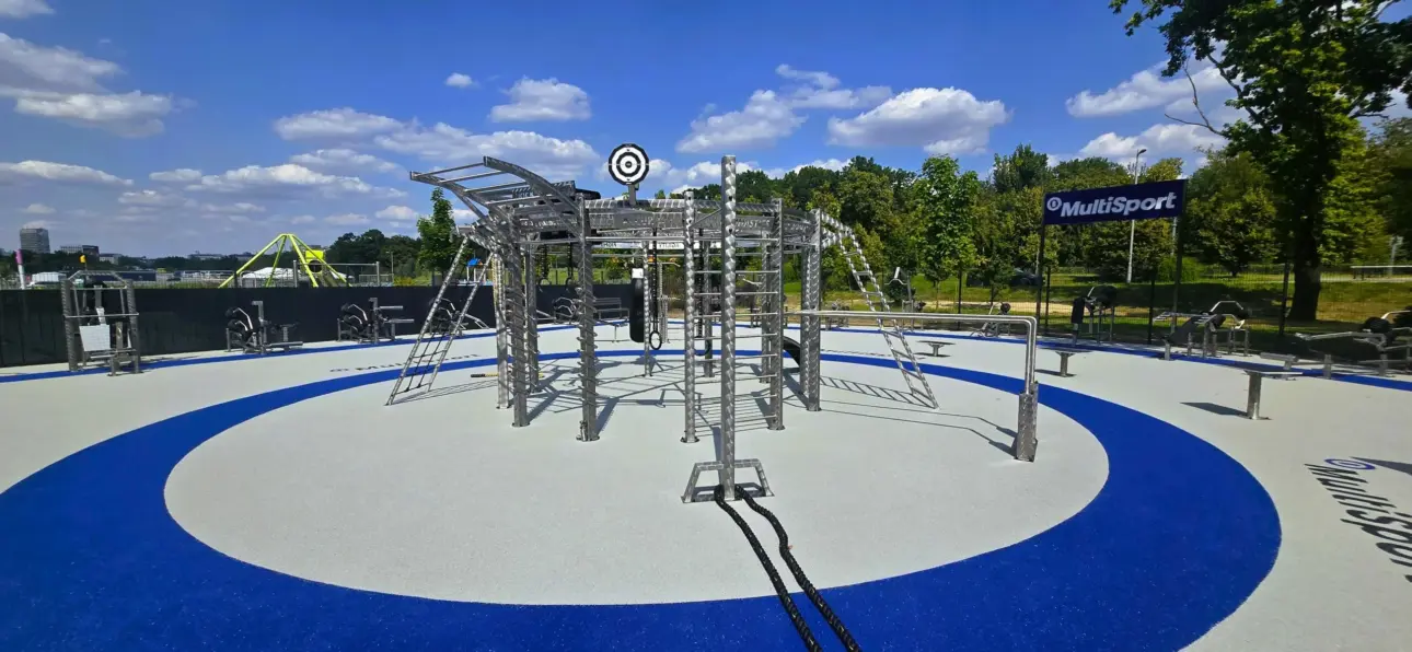 Grand parc de fitness extérieur MultiSport sous ciel bleu.