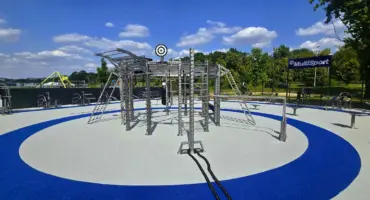 Grand parc de fitness extérieur MultiSport sous ciel bleu.