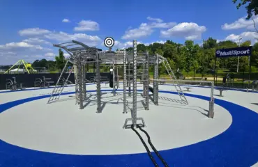 Équipements et stations pour parc de street workout & calisthenics l’analyse station par station Grand parc de fitness extérieur MultiSport sous ciel bleu.