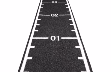 Tapis d'entraînement noir avec marques de distance pour exercices.