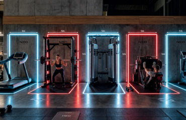 dalle caoutchouc lumineuses à led Gym Fitness : zones d'exercice néon délimitées, sécurité et distance.