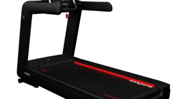 Tapis de course Bodytone noir avec écran interactif et bande rouge.