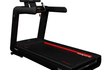 Tapis de course Bodytone noir avec écran interactif et bande rouge.