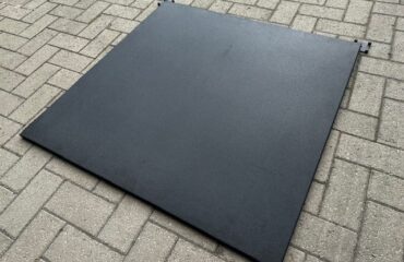 prix d’un sol sportif au m² en 2026 le vrai budget dalle caoutchouc, fourniture et pose Panneau noir texturé sur pavés gris en motif chevrons.