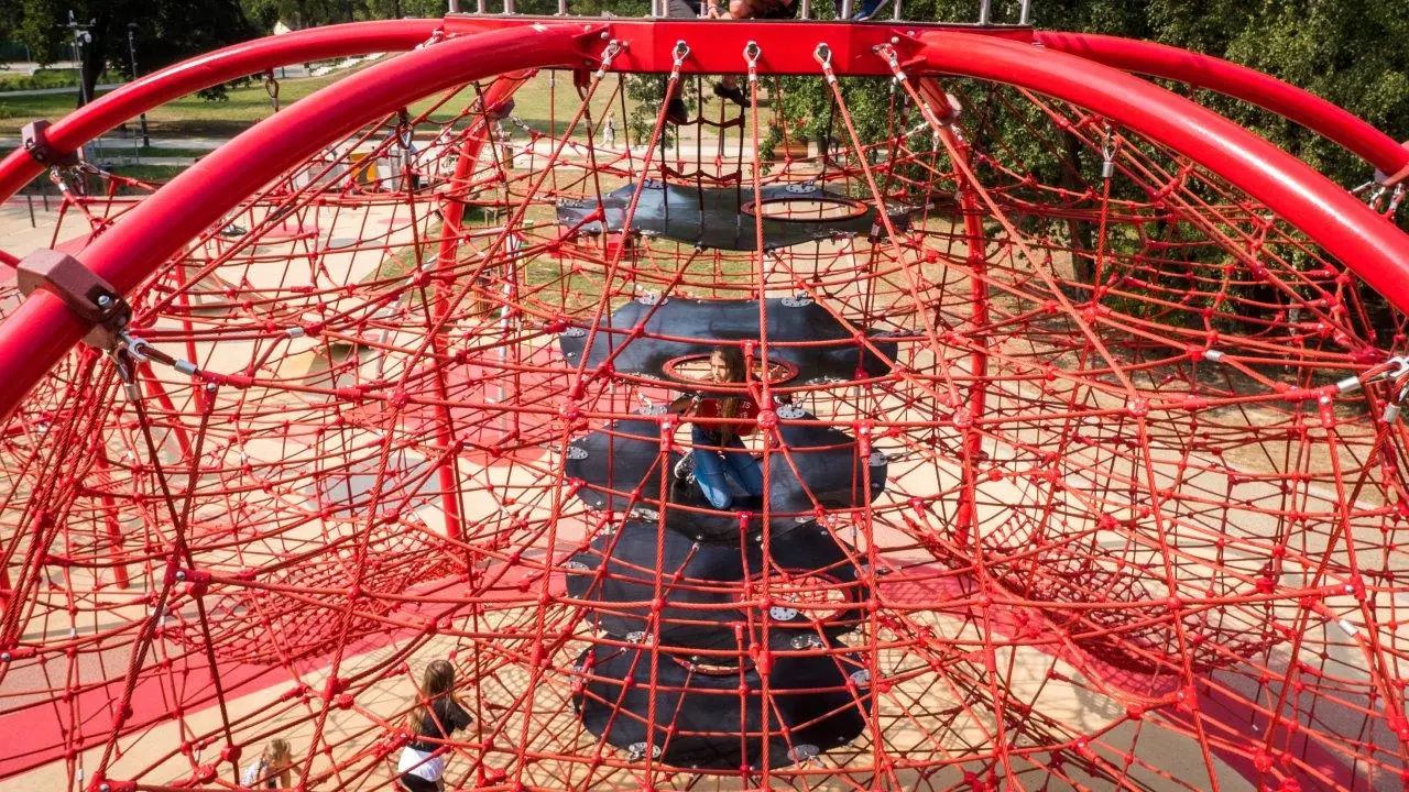 Rope play configuration no. 25 – two linked structures with slides