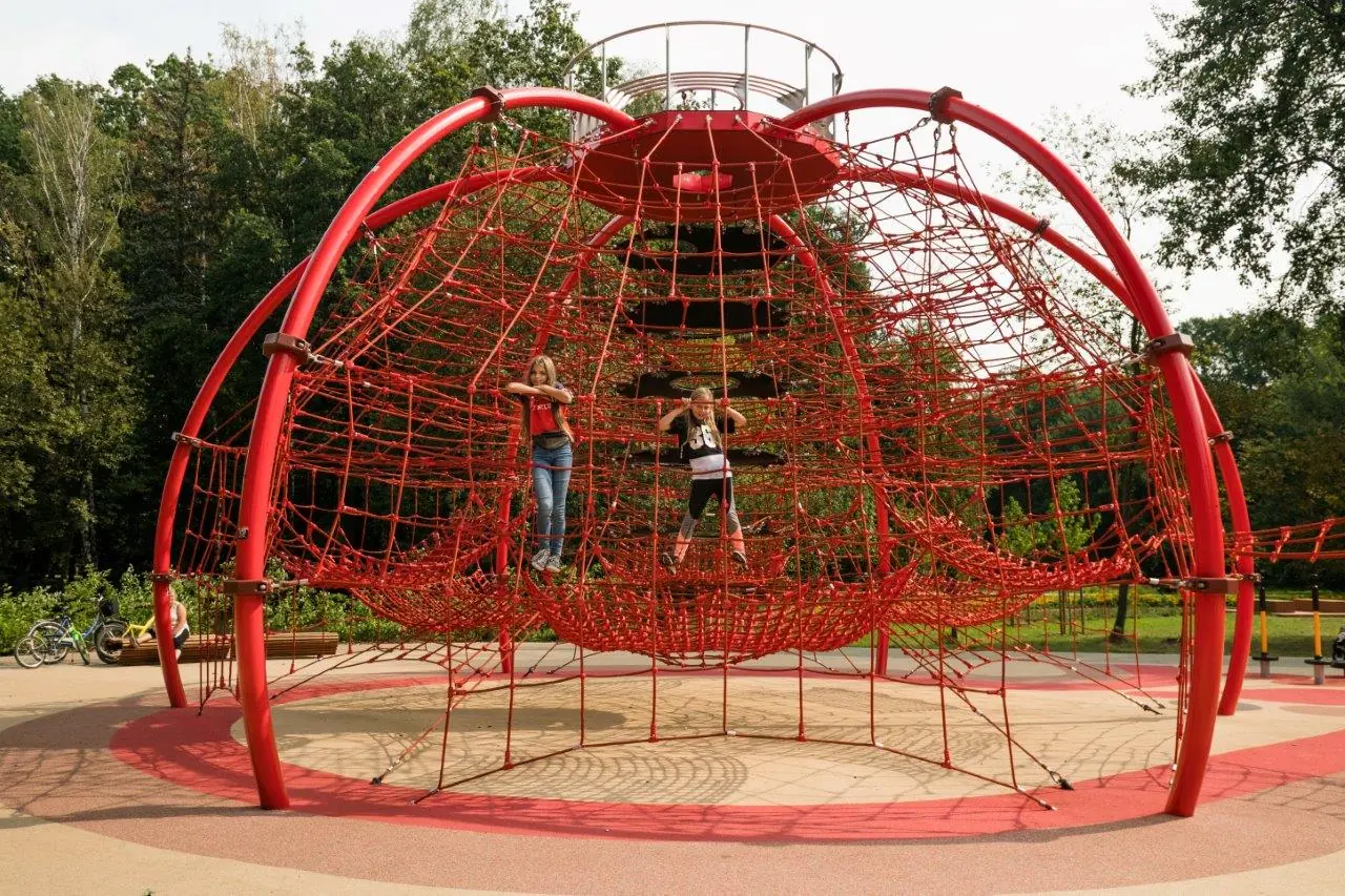Rope play configuration no. 25 – two linked structures with slides