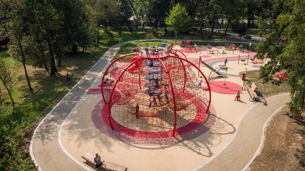 Rope play configuration no. 25 – two linked structures with slides
