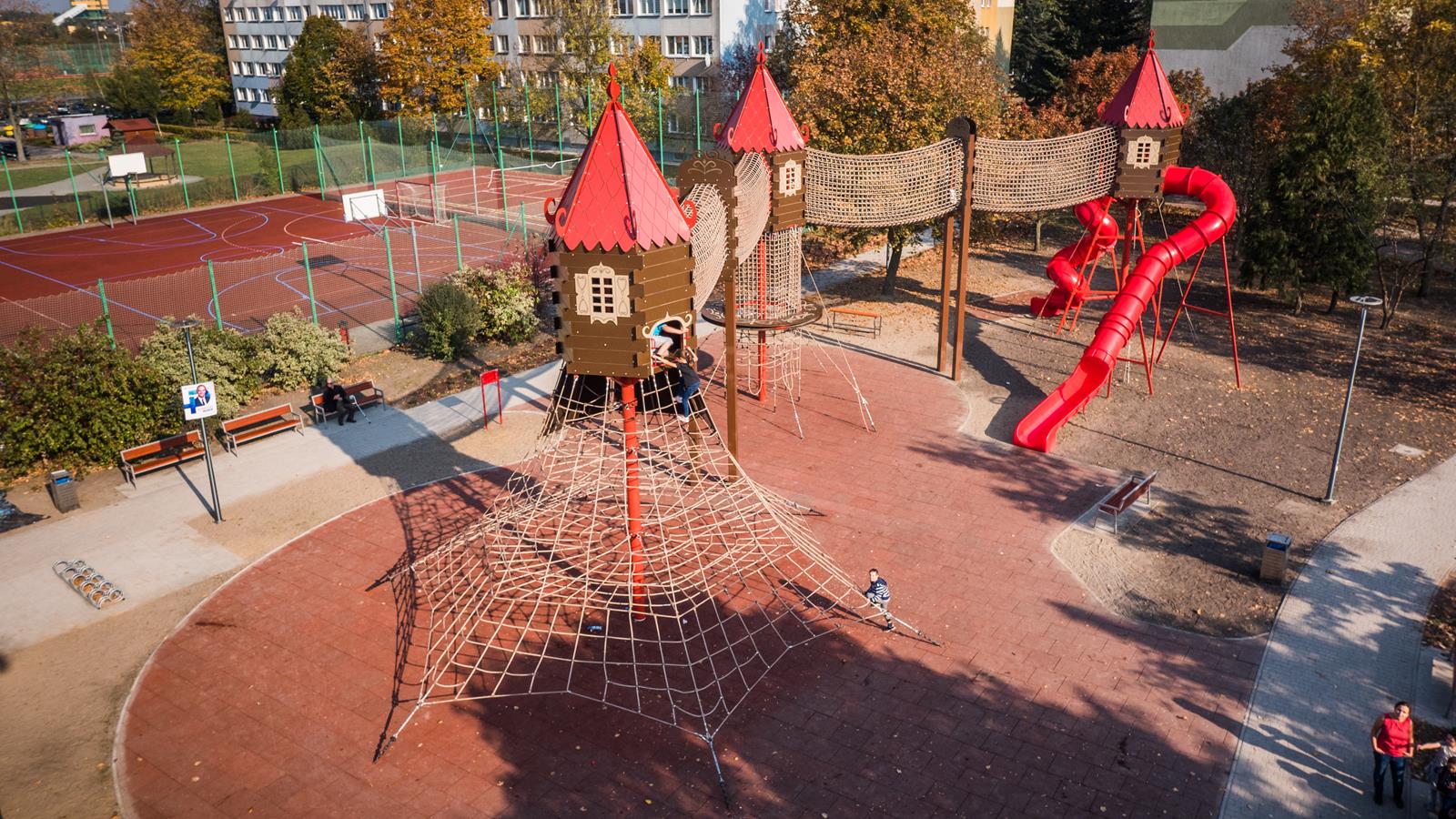 cabane perchee pour aire de jeux baba jaga 2 vue 2