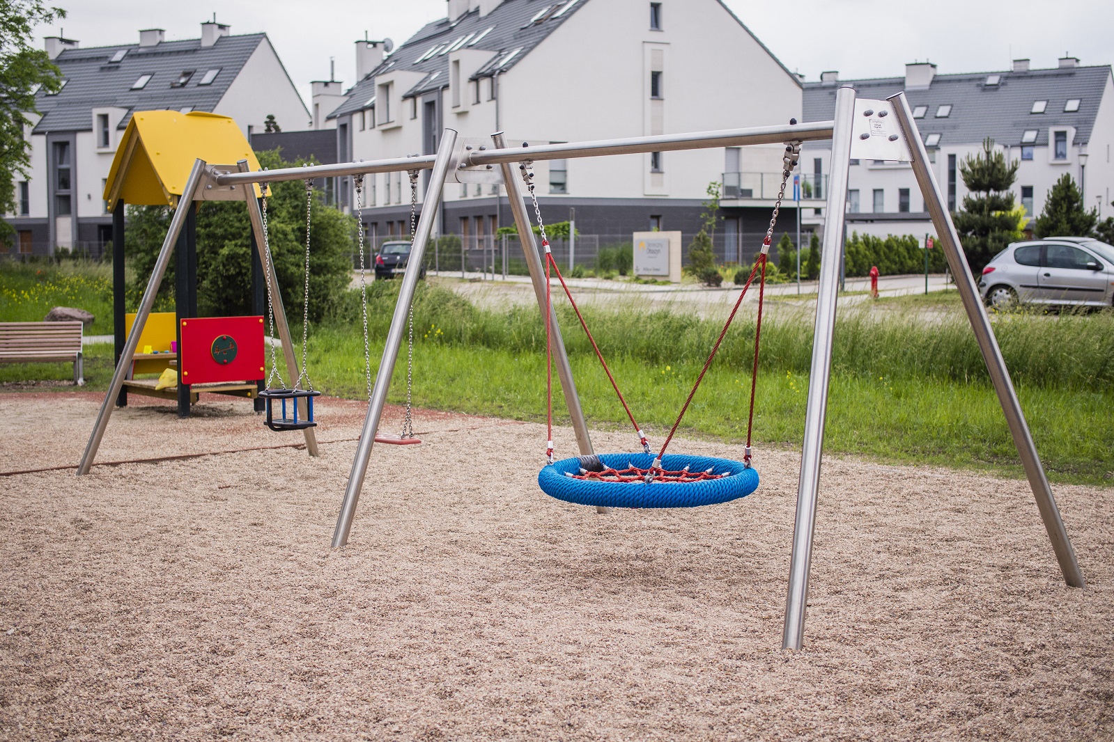 configuration modulaire de balancoires pour aire de jeux exterieure