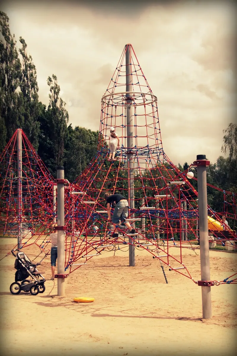 TRITON 8 m rope climbing pyramid with central well