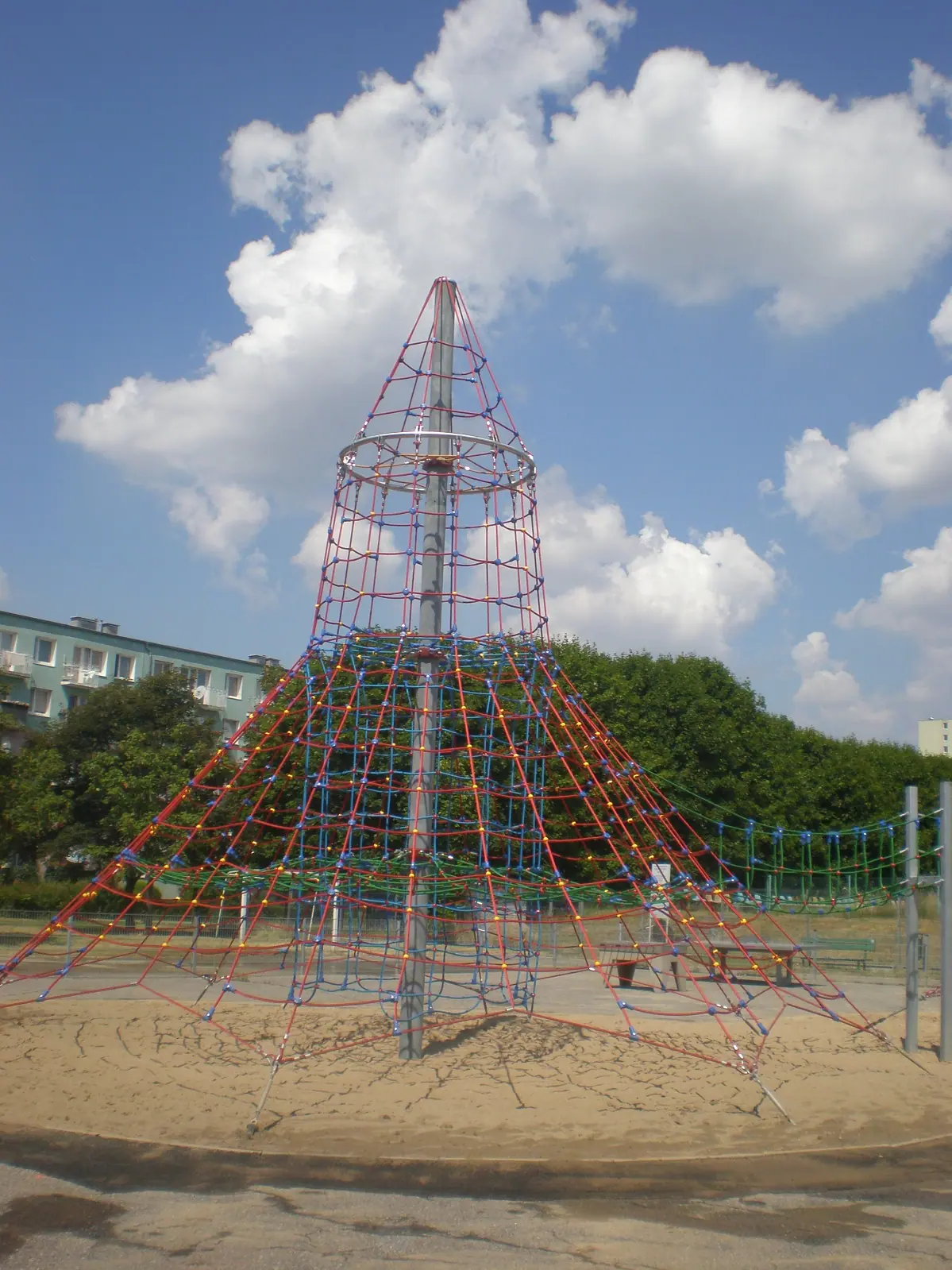 TRITON 8 m rope climbing pyramid with central well