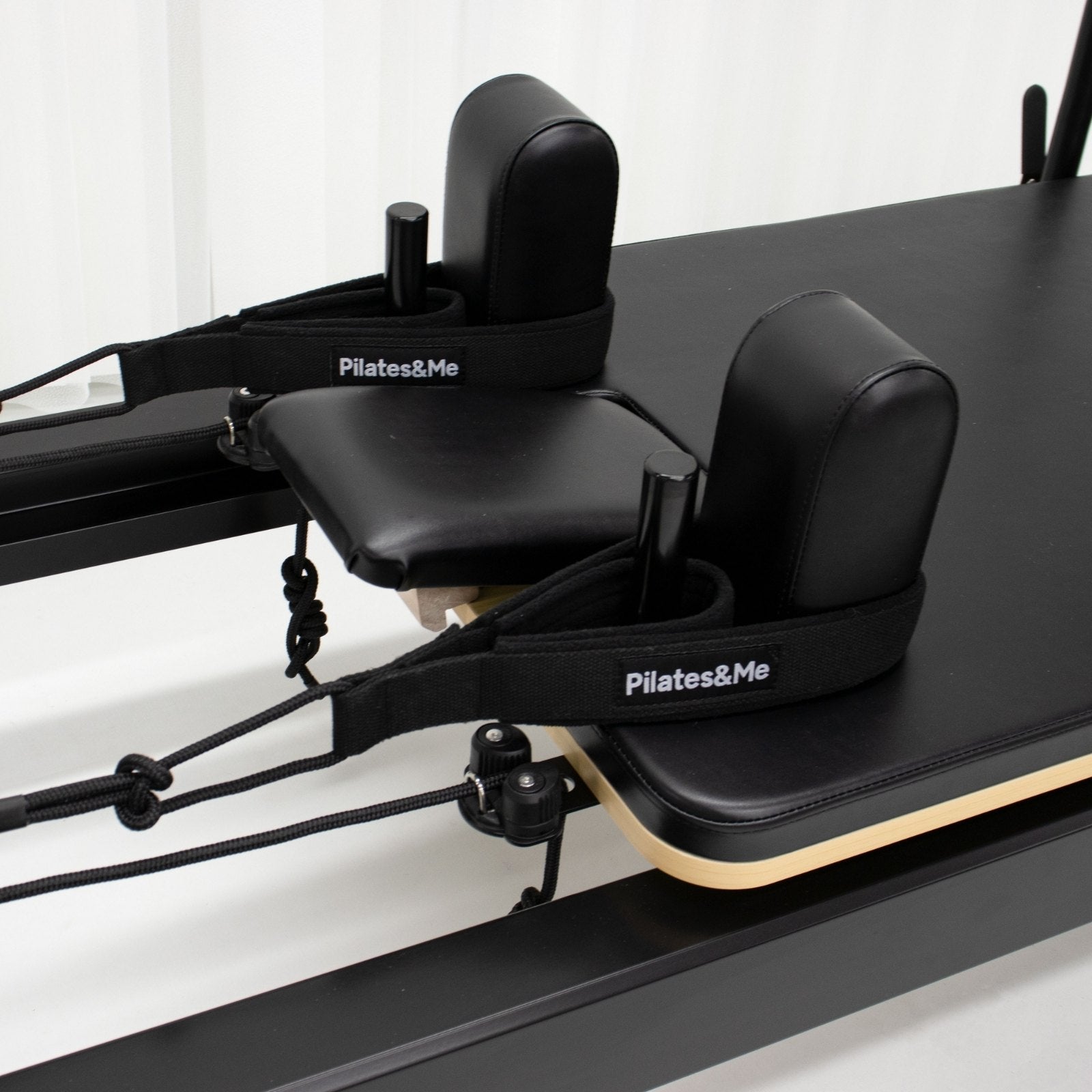 Reformer Pilates Aero Black Edition finition noire, vue 5