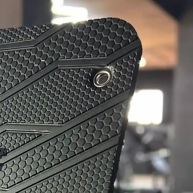 Detail d un oeillet metallique de tapis de gym et de sa surface moulee