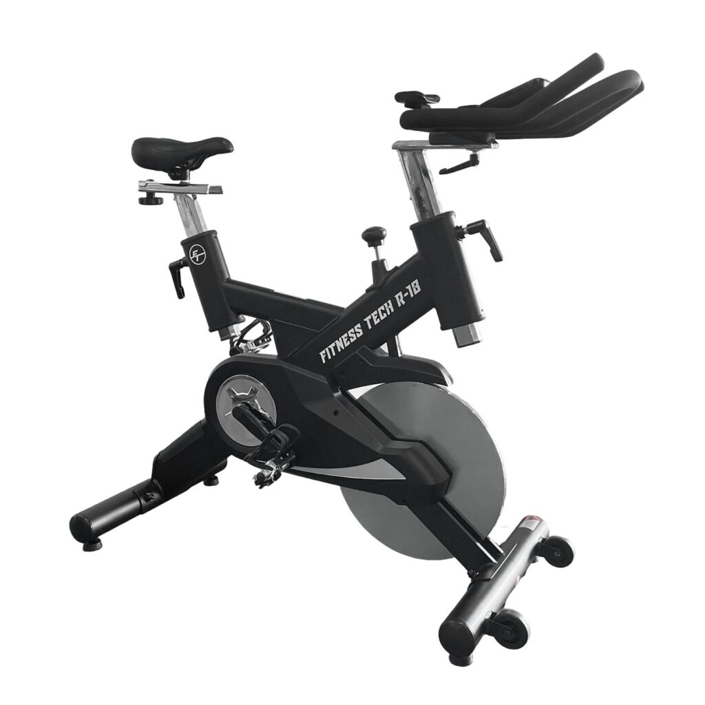 Vélo de biking Fitness Tech R-18 vu de trois quarts avant, volant d inertie de 18 kg et guidon à repose-avant-bras