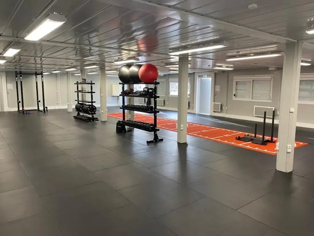 Plateau de salle de sport entièrement recouvert de dalles caoutchouc noires 100 × 100 cm